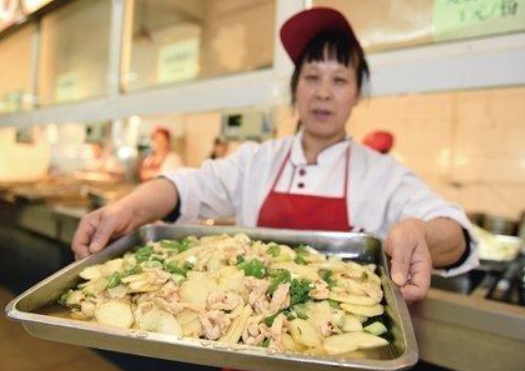 大学“阴间食堂”走红网络，菜品环境有些灵异，门面神似殡仪馆