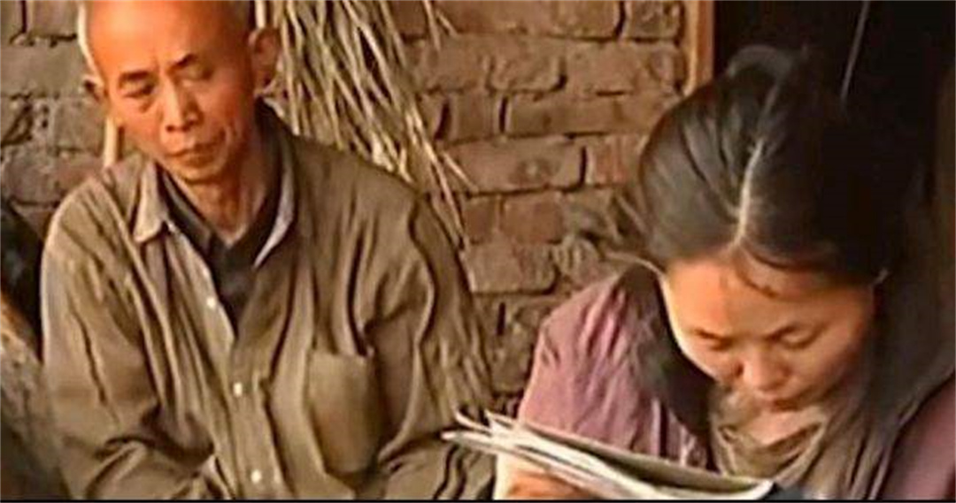 1995年的四川，老汉花120元买下女大学生，二人竟同住猪圈17年