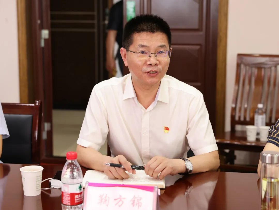 钭方芳书记一行赴进贤县人民医院调研医联体建设工作