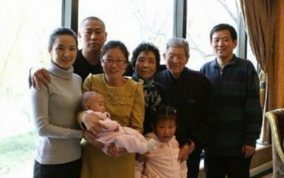 管彤：26岁进央视，41岁结婚，42岁当高龄产妇，今51岁被宠成公主