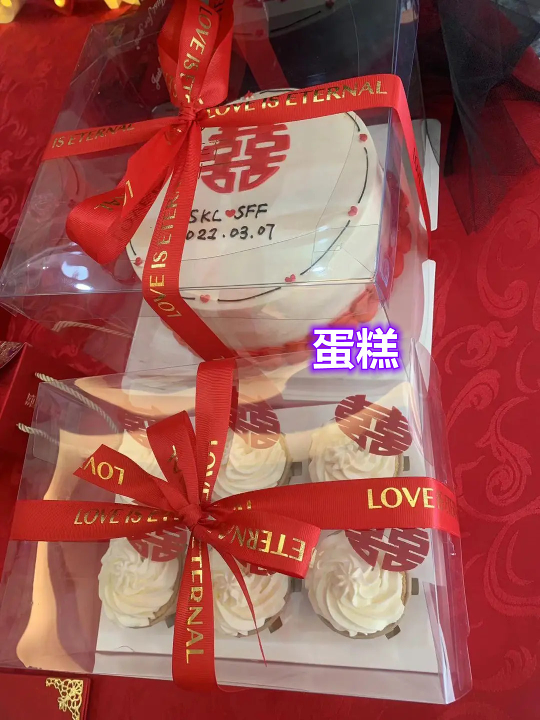 浙江一对情侣订婚，一整盒的百元大钞太惹眼，彩礼不比江西的少