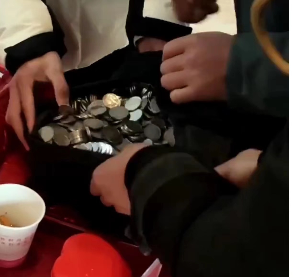河南：男子结婚，朋友随礼4000元硬币，网友：新郎有零花钱了