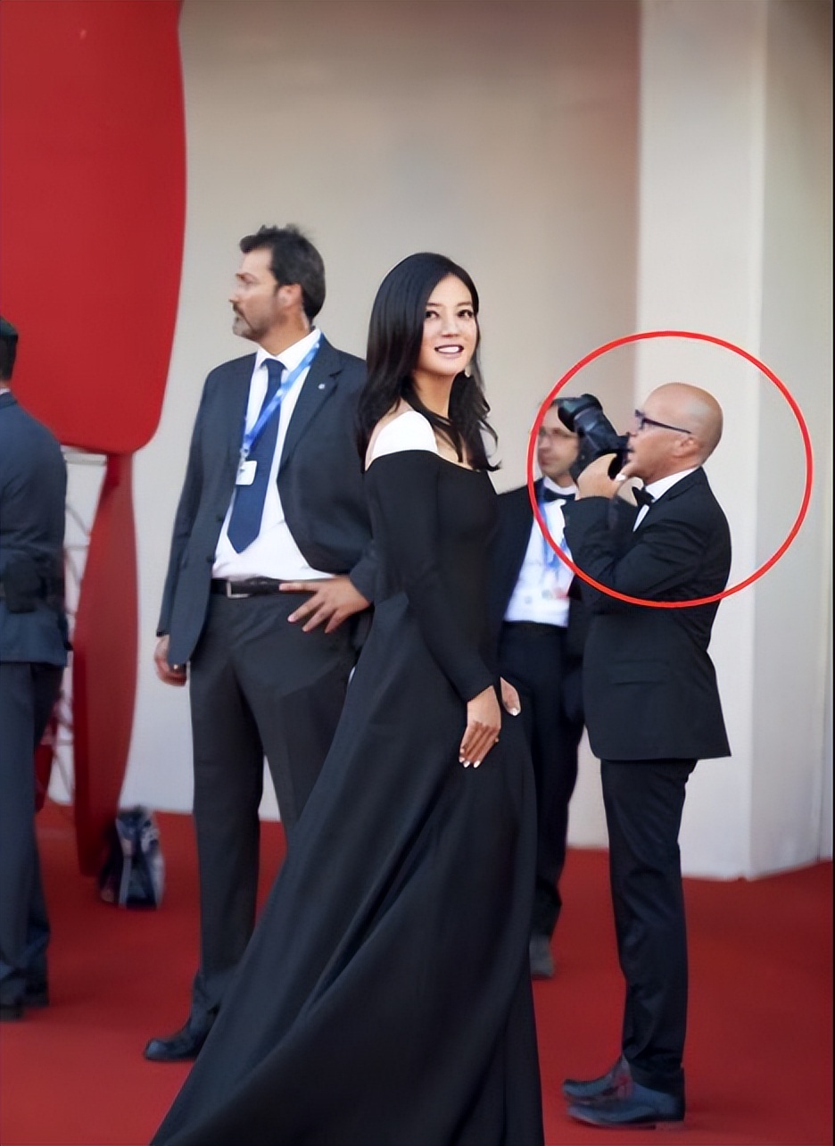 中国就是太把明星当回事，看看外国人是怎么对待中国明星的