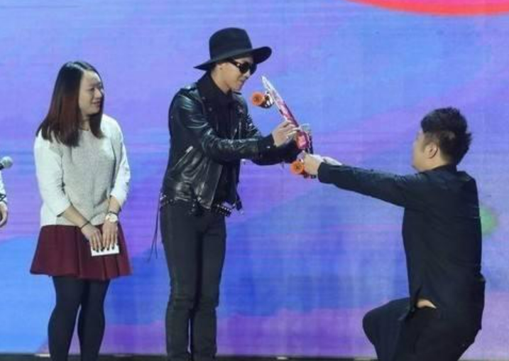 权志龙何方神仙？baby见他欢呼，杜海涛见他下跪，章子怡也变迷妹