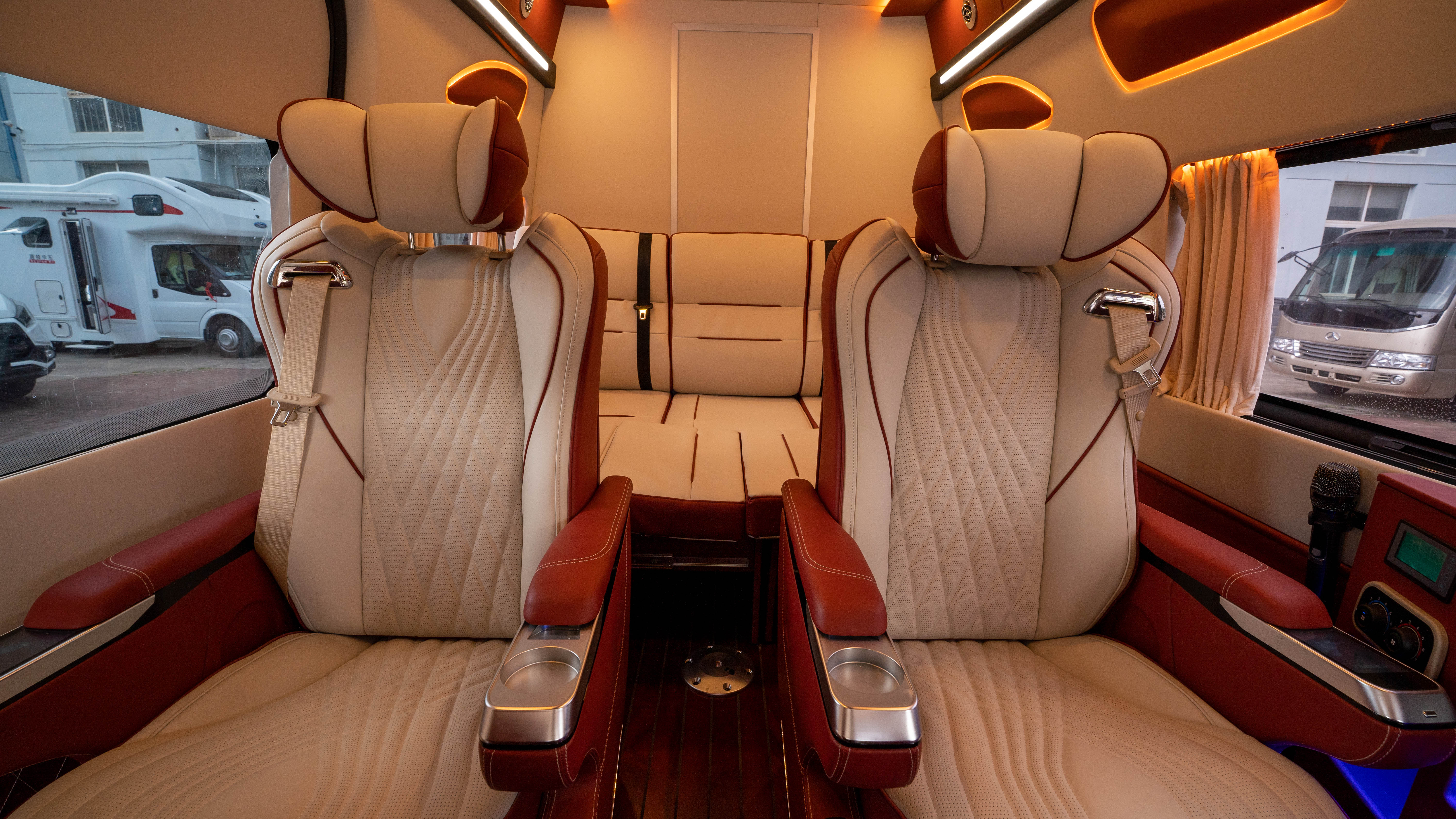48V电路系统＋U型沙发设计，趣蜂B880房车带给你百万级奢华体验