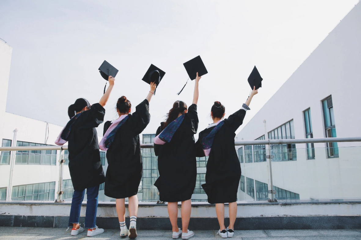 专科生不属于大学生？穿“学士服”拍照被本科生质疑，称其没资格