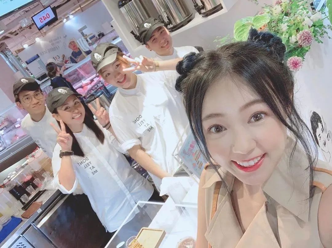 还记得“黑涩会美眉”丫头吗？为了逃离蟑螂房，她用了10年时间