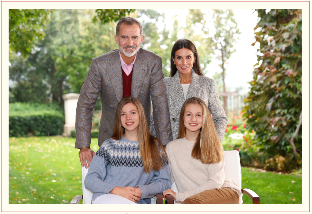 西班牙王室全家福，女王储“追上”索菲亚身高，莱蒂齐亚憔悴不少