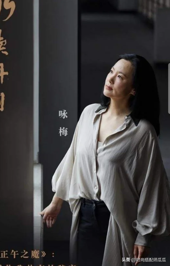 看了52岁咏梅，我才明白什么叫美得真实不做作！堪称中年女人典范