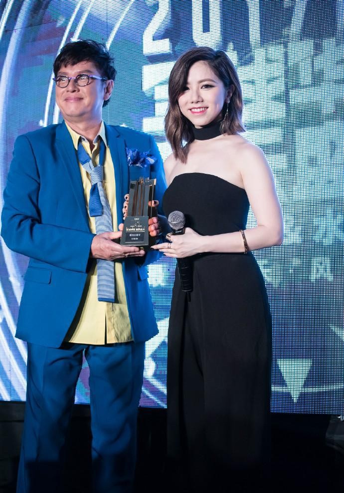 邓紫棋的心酸情史，苦等林宥嘉9年等来一首说谎，出歌内涵华晨宇