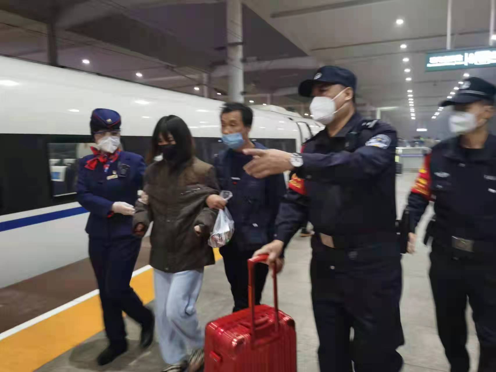苗婕车长妥善处置G1992次高铁列车上的“异常”情况