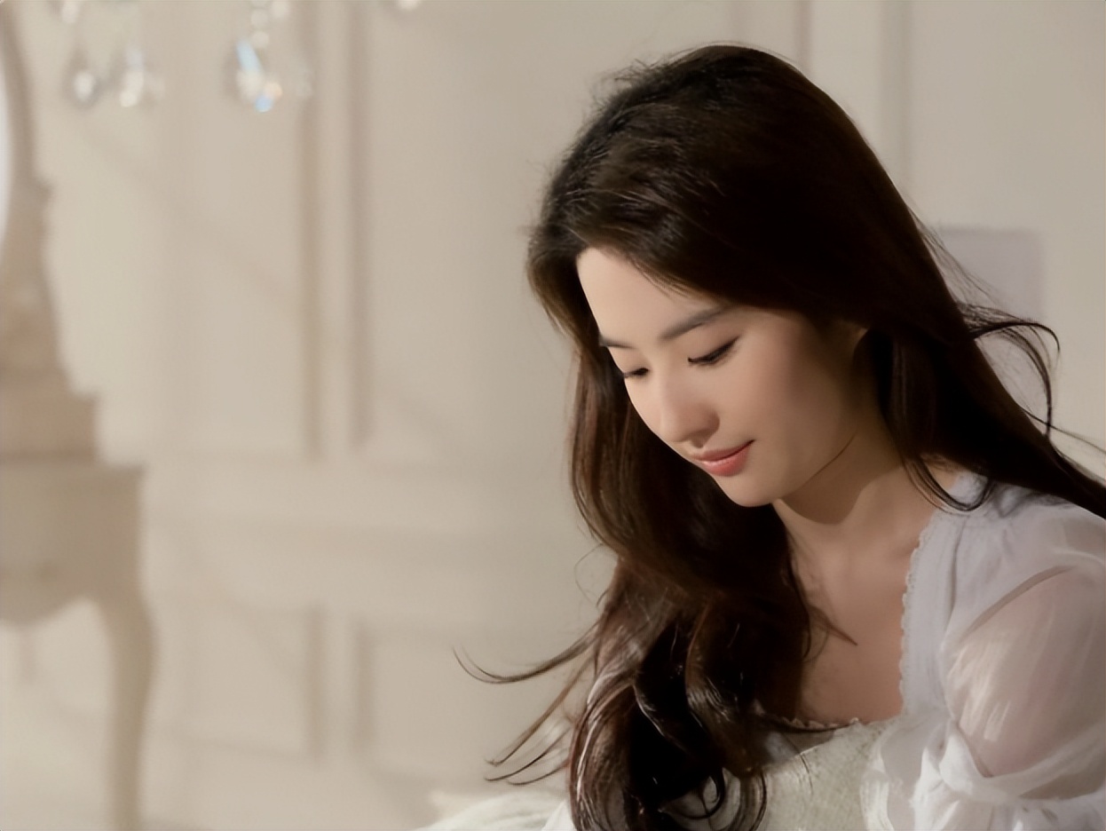 刘亦菲真的没有一点点长得不好看的，五官拆开看，每一个都很精致