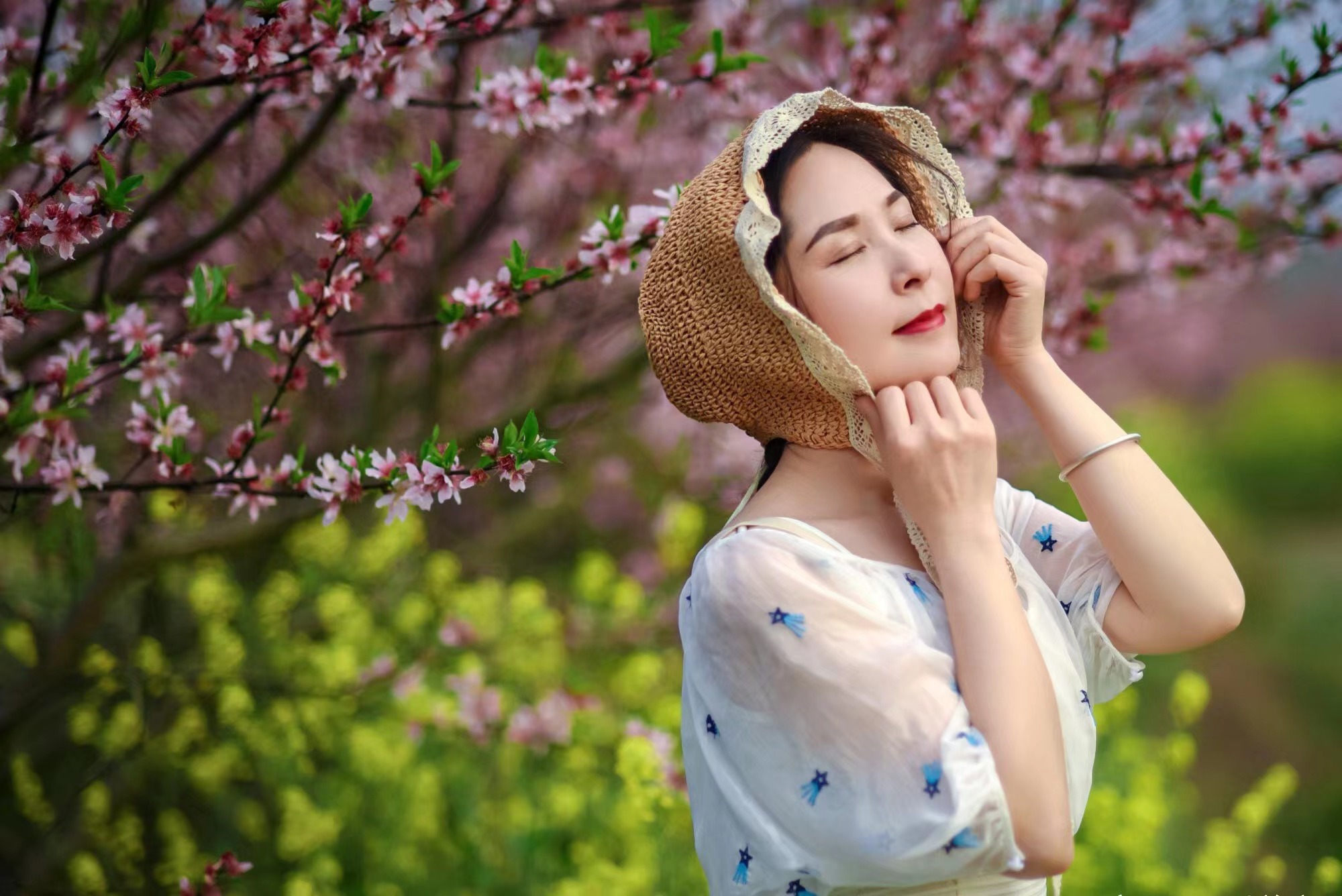 中年姐姐拍攝戶外照，牢記6個技巧，實現(xiàn)揚(yáng)長避短拍氣質(zhì)優(yōu)雅美照