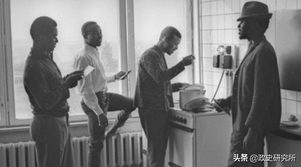 黑人留学生疯狂“猎艳”苏联女郎，遭苏联青年狂揍，引发黑人运动