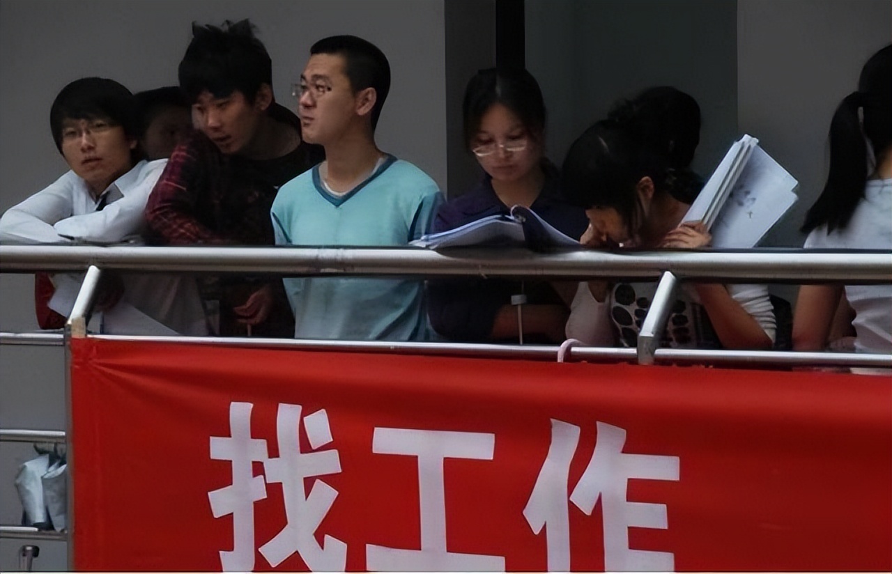 北京大学教授工资多少（一个月工资一年花不完）