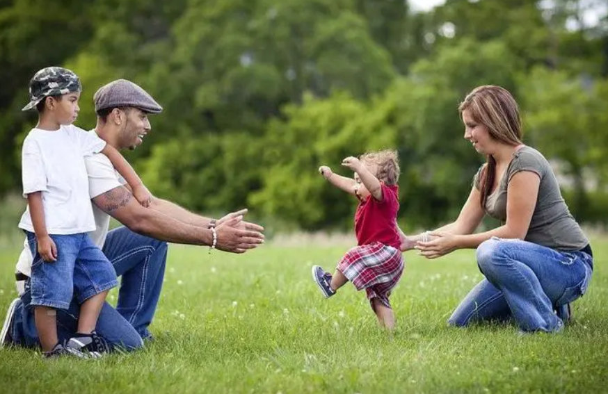 由此可见,让孩子过早学走路,对孩子的发育确实不利,那么孩子最佳的