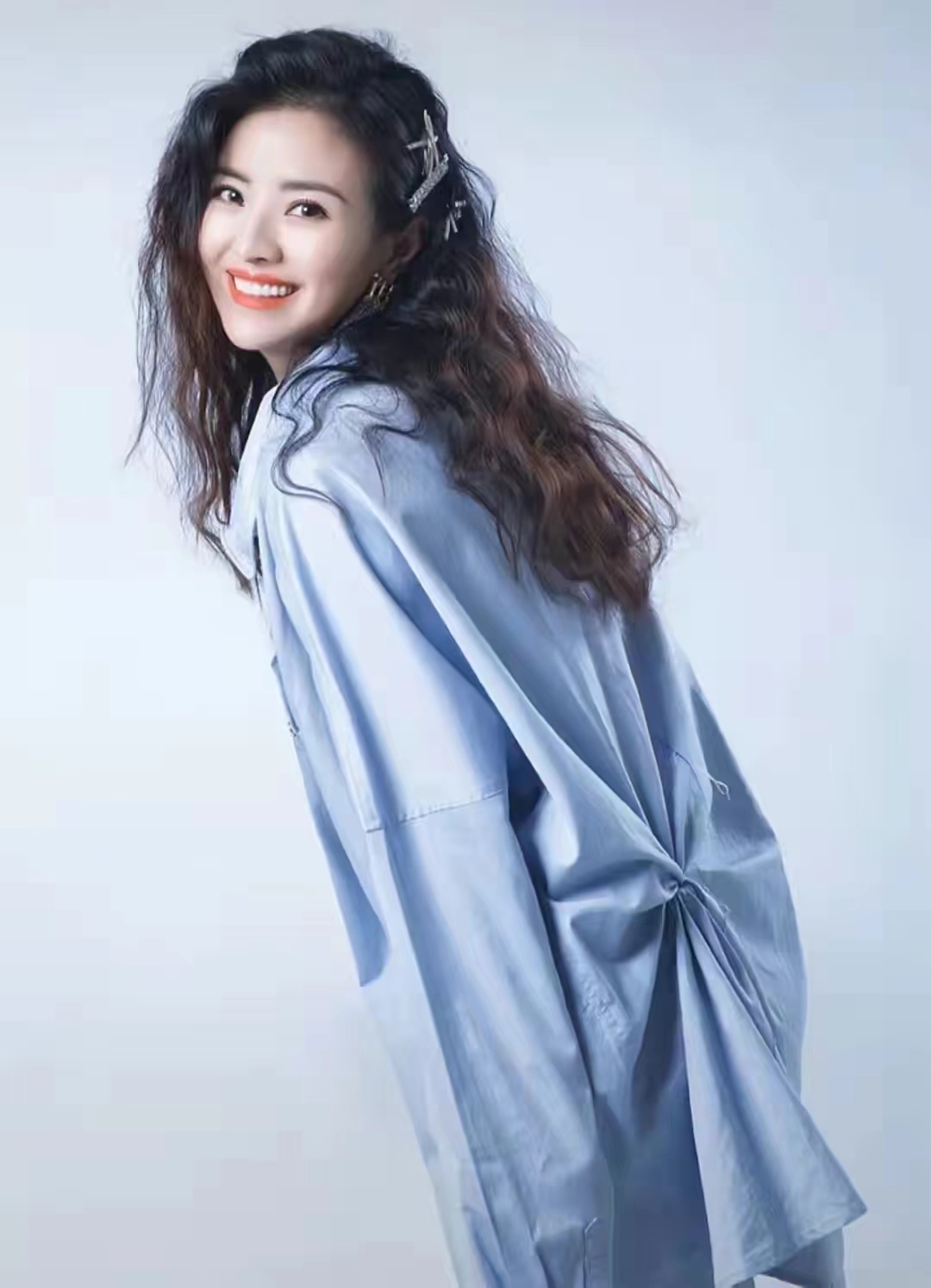 前央视主持经纬老公首曝光！一口东北话声音年轻，打情骂俏好恩爱