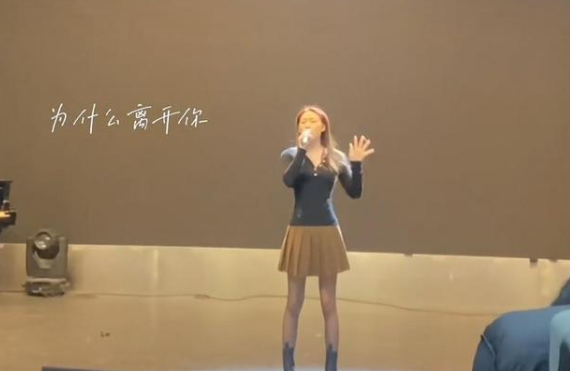 南京一音乐系女学生走红，本以为是深情演唱，却因大长腿引人关注