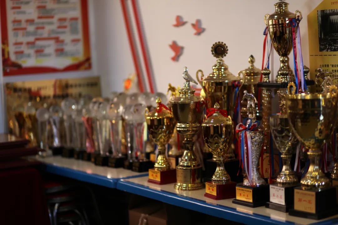 昆明市官渡區(qū)小板橋小學(xué)走出32名球員(圖3) 昆明市官渡區(qū)小板橋小學(xué)走出32名球員(圖3)