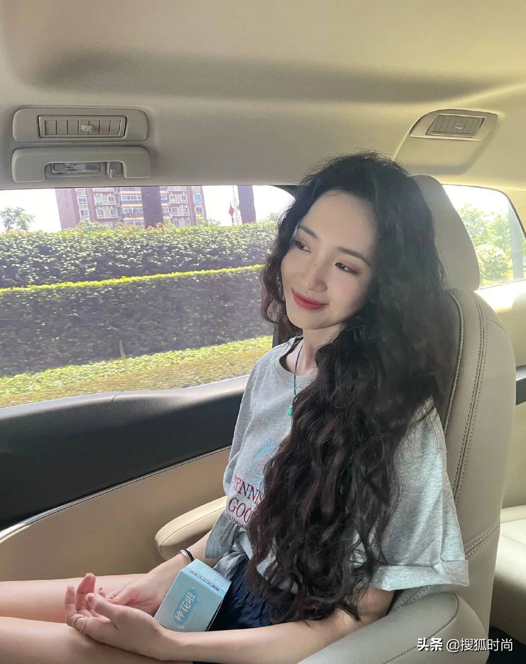 王紫璇《野蔷薇》造型好惊艳，复古卷发又美又飒，甜美帅气两不误