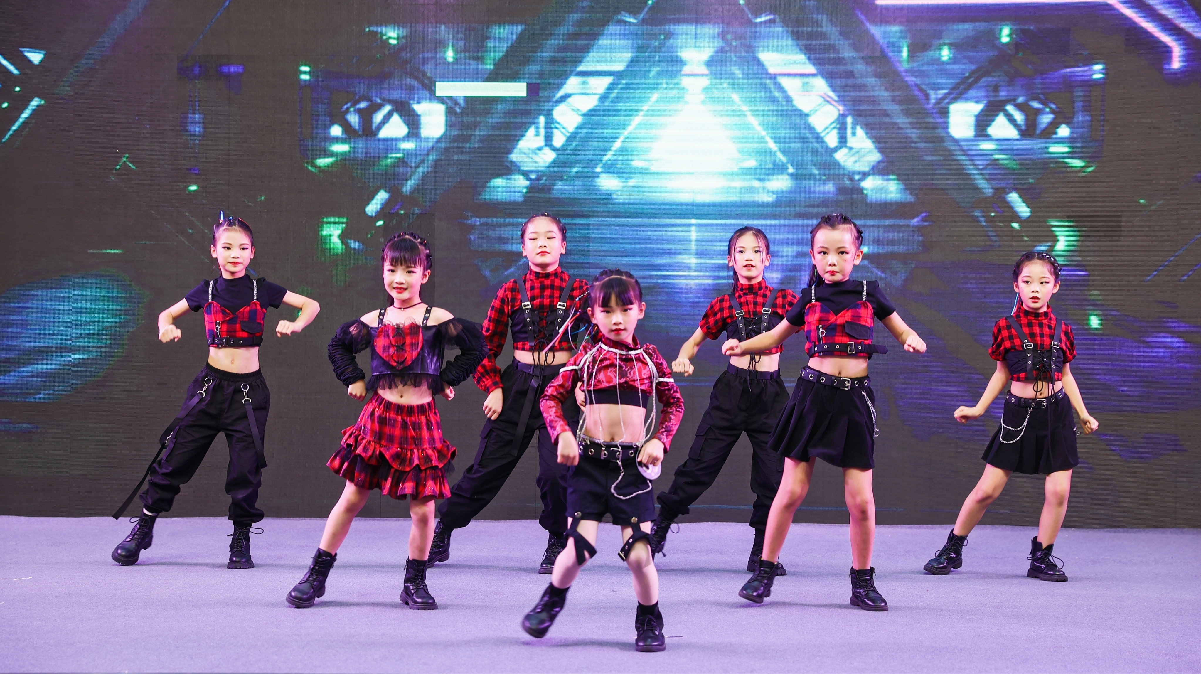 专访 | 舞林新生代广州赛区 彩虹少女组合：舞蹈让我们的青春闪耀