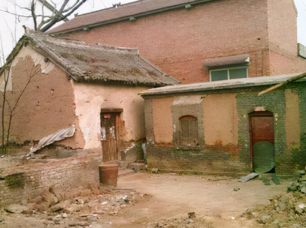 80岁老人被儿媳赶出家门，政府得知英雄身份后，直接送来30万现金