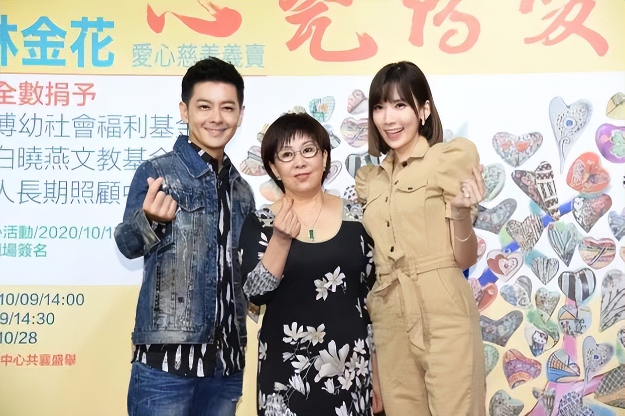 林志颖携母亲和老婆同台亮相,老婆矜持温婉,母亲的严厉刻在脸上