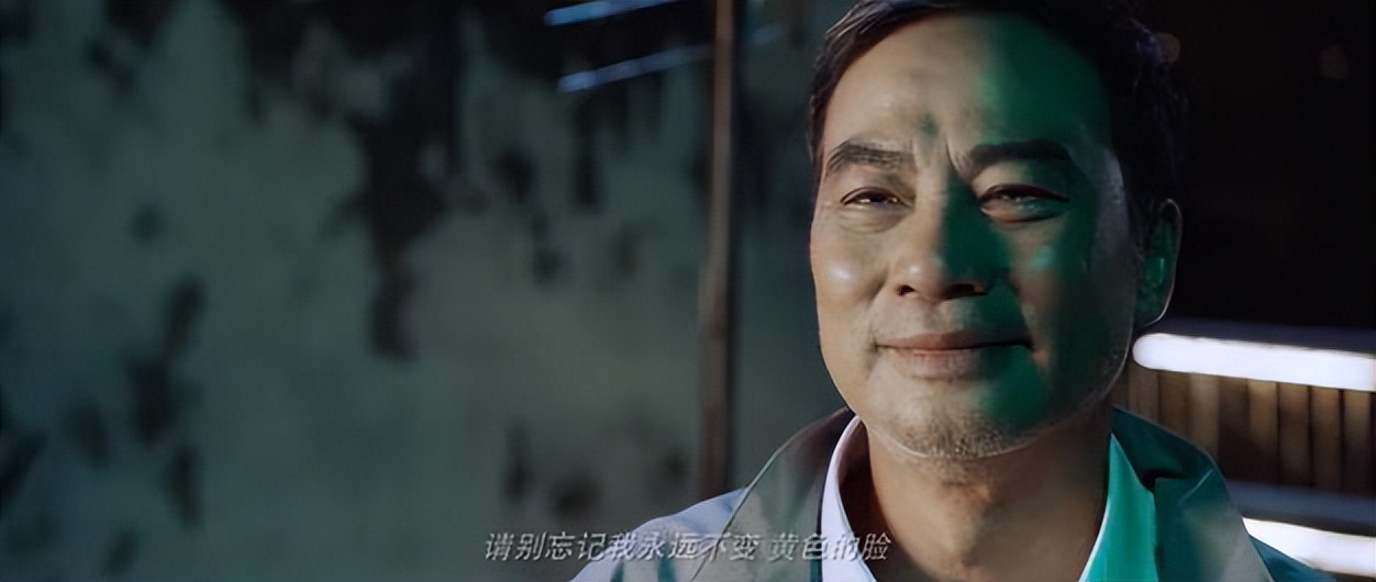 摘皇家警徽，无误差手表，放5次烟花，8部细节拉满的回归题材电影