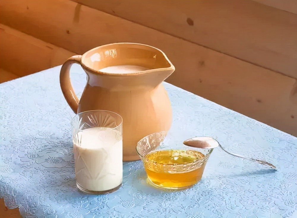 睡觉前喝牛奶，有毒还会致癌？不同年龄阶段的人都有喝牛奶的标准