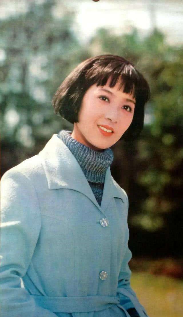 1953年3月,龚雪在飘着雪花的上海出生了.