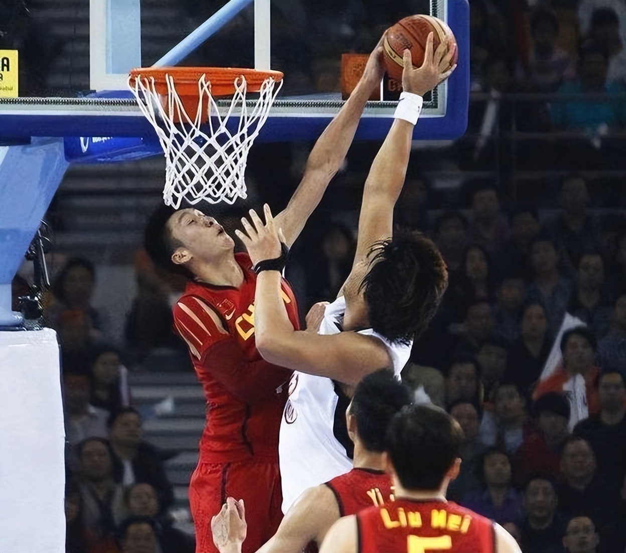 哪些中国男篮进入nba(29.7分19板4.8帽！中国进入NBA的6名球员，前一年都是什么表现？)