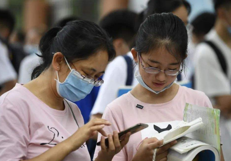 南京一高校女生穿“黑丝短裙”考试，遭质疑后回怼：这是现代女性