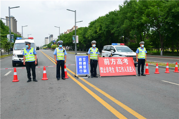 各媒体采访防疫一线，最美“交警”为高考保驾护航坚守防疫最前沿