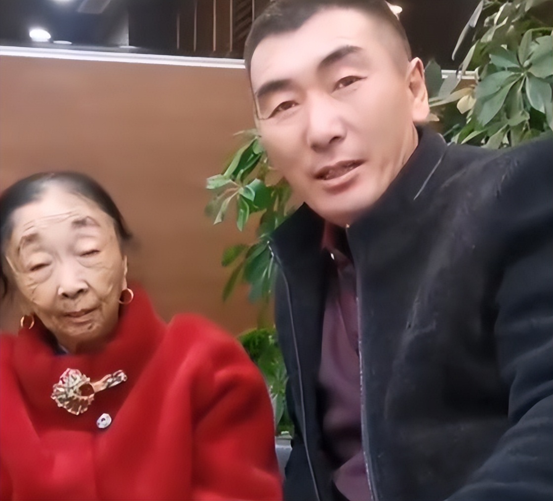 嫁小32岁李玉成，婚后27年没下厨，85岁马玉琴称自己是女人的骄傲