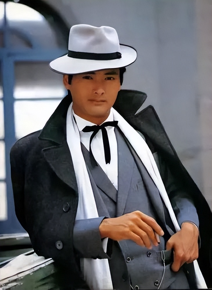 《上海滩》42年过去，演员差距大，男二66像36岁，2位老戏骨离世