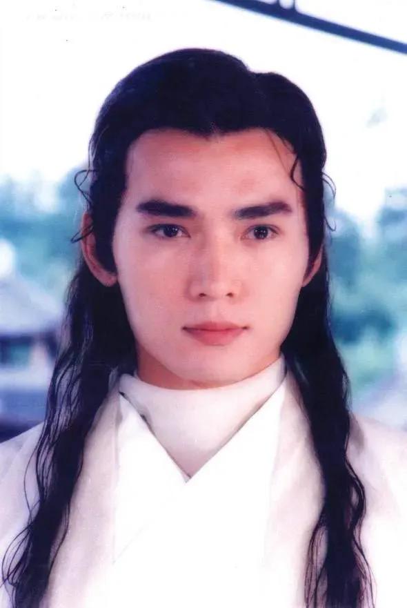 气质非凡的新生演员焦恩俊,而那一双忧郁,凌厉却又柔情的眼睛更是在