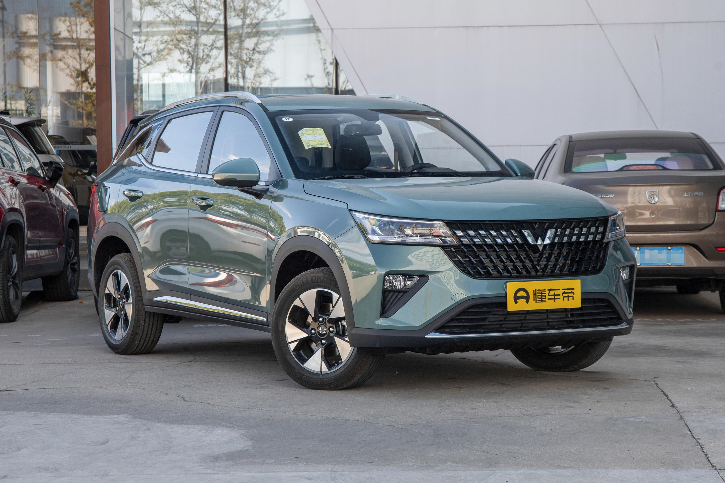 致不想卷的年轻人：入门5.68万的5座SUV，省油省心，五菱星驰