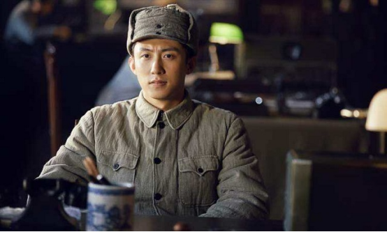 34岁的他，在参加开国大典时站在伟人身边，后来担任44年副国级