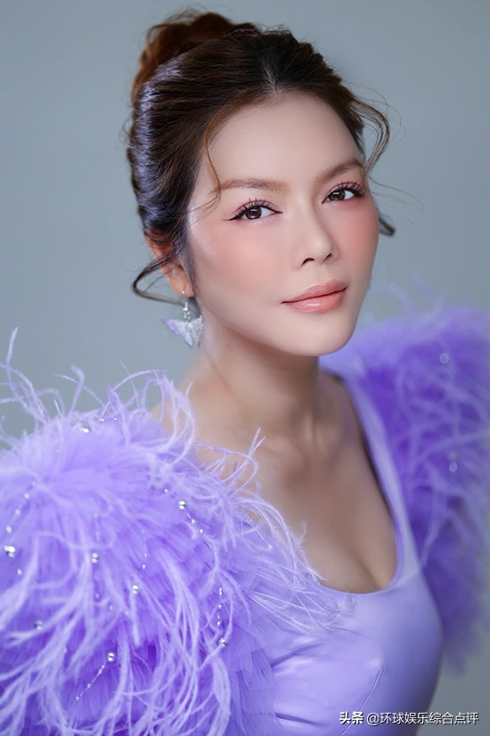 Thuy Diem旅行时穿着粉红色露背吊带裙，美极了