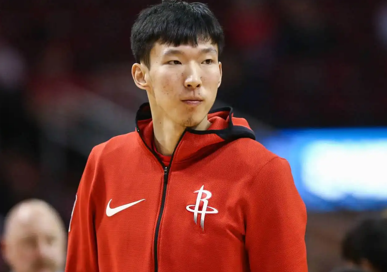 周琦为什么在nba打不上球(周琦挑战NBA失败原因曝光！火箭记者揭真相，父亲团队拉跨)