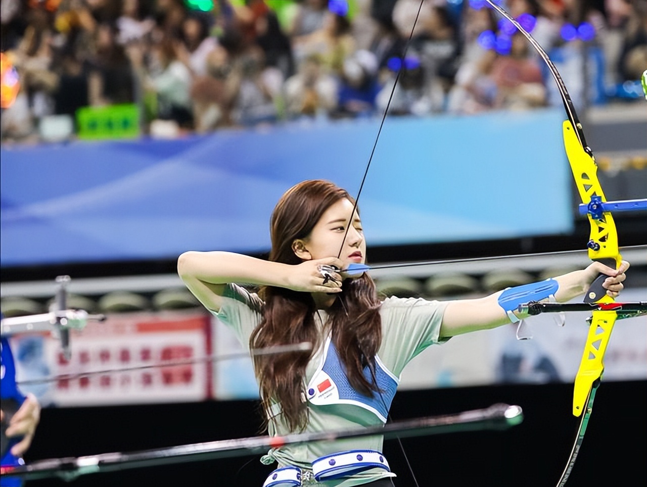 赵露思晒紫色泳装照,戴万元手表穿百元拖鞋,腰肢纤细马甲线明显