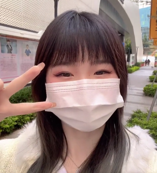 孙海洋一家五口首次团聚，孙卓与姐姐动情相拥，妈妈直播不忘带货