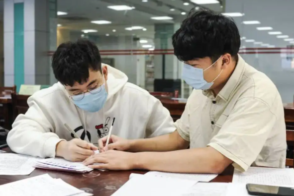 大学封校期间，大学生们在宿舍的神操作，一个赛一个“沙雕”