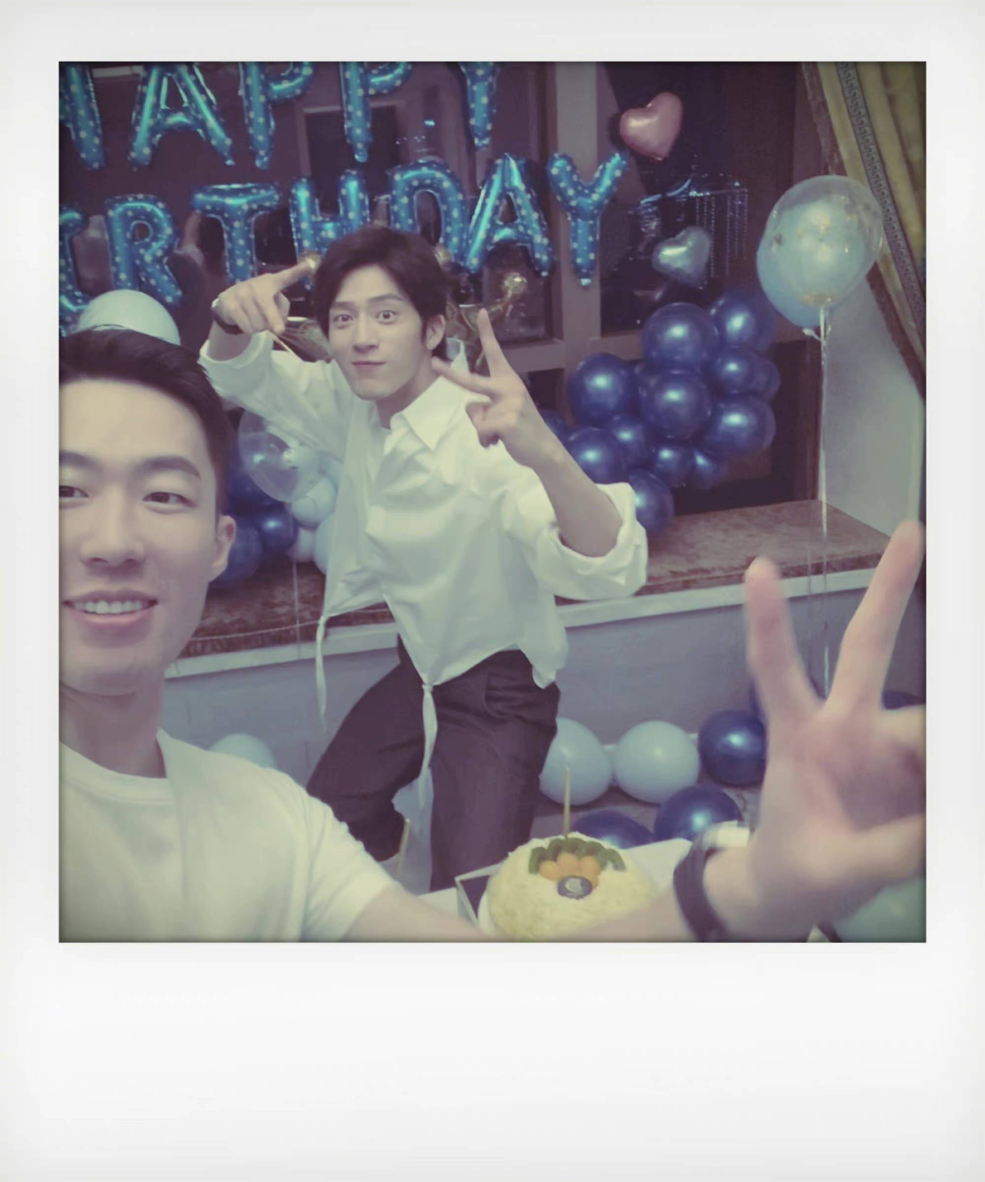 谷爱凌复古晚礼服太惊艳了！背后的经纪人竟是大雷哥