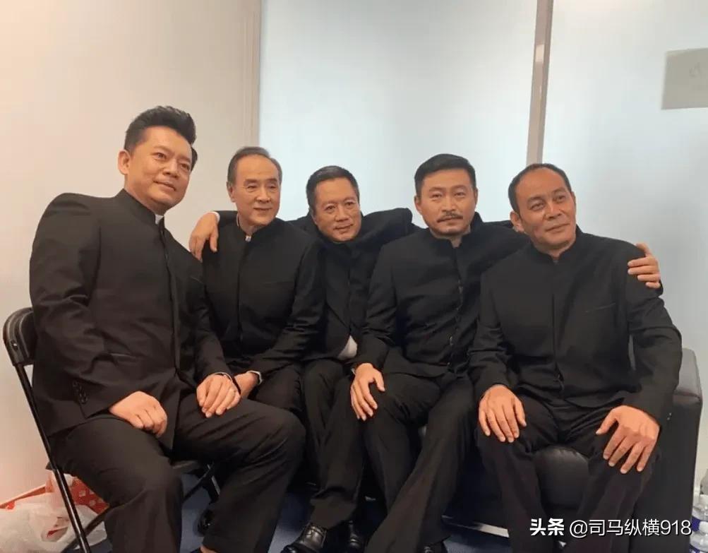 著名演员张光北和何政军的一张合影照片:其他三位都是谁?