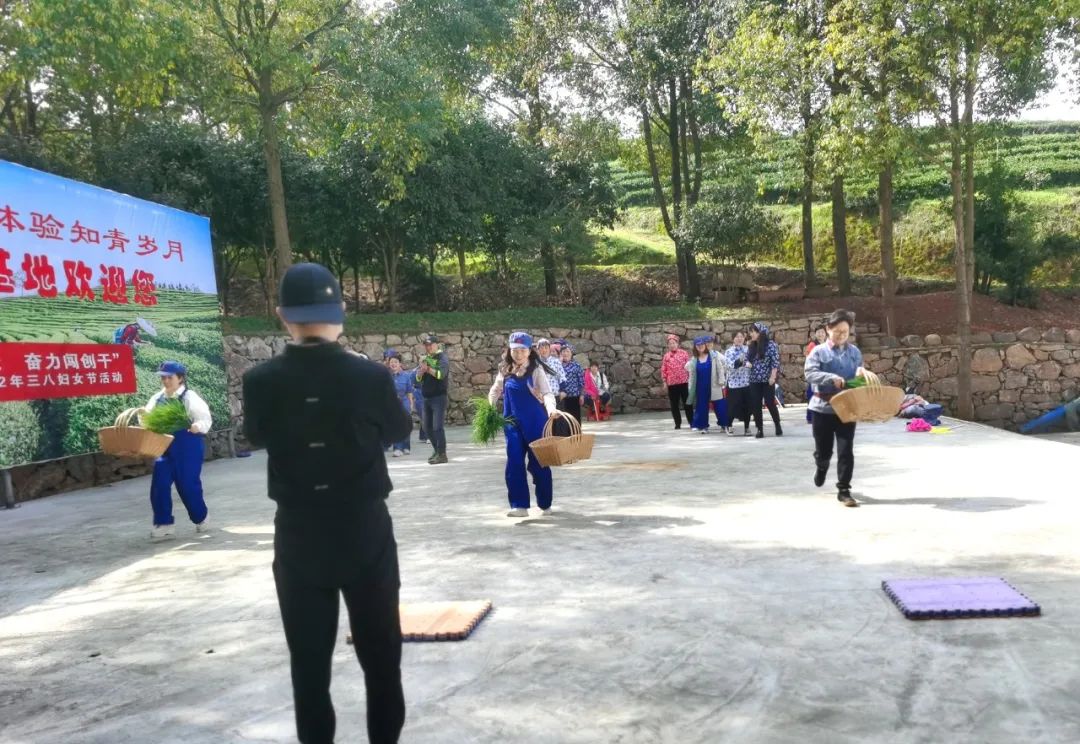 巾帼心向党，奋力闯创干 市人大常委会机关组织开展庆“三八”活动