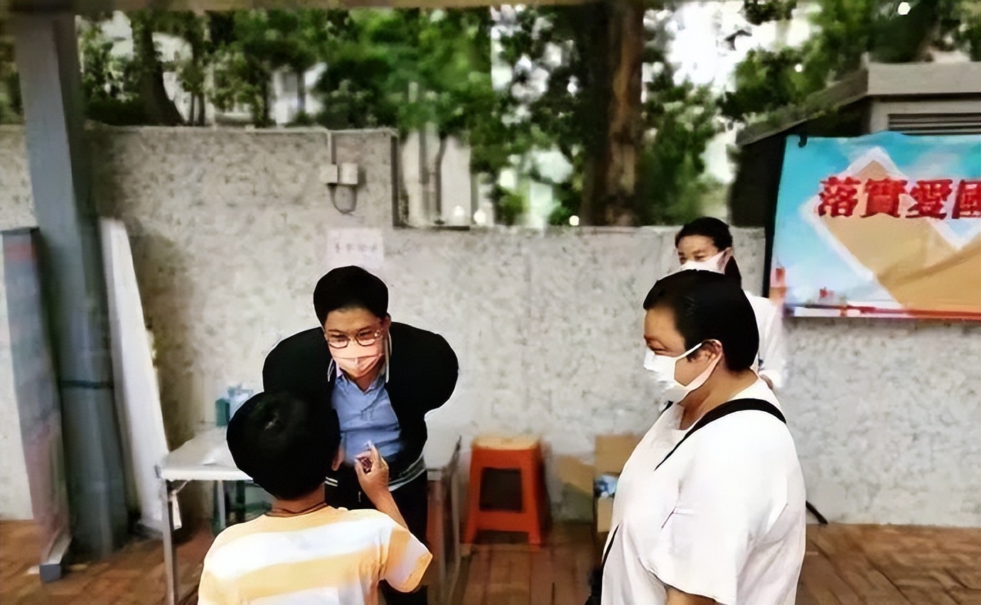 郭晶晶：国民好媳妇，陪霍启刚上街宣传爱国教育，打扮朴素接地气