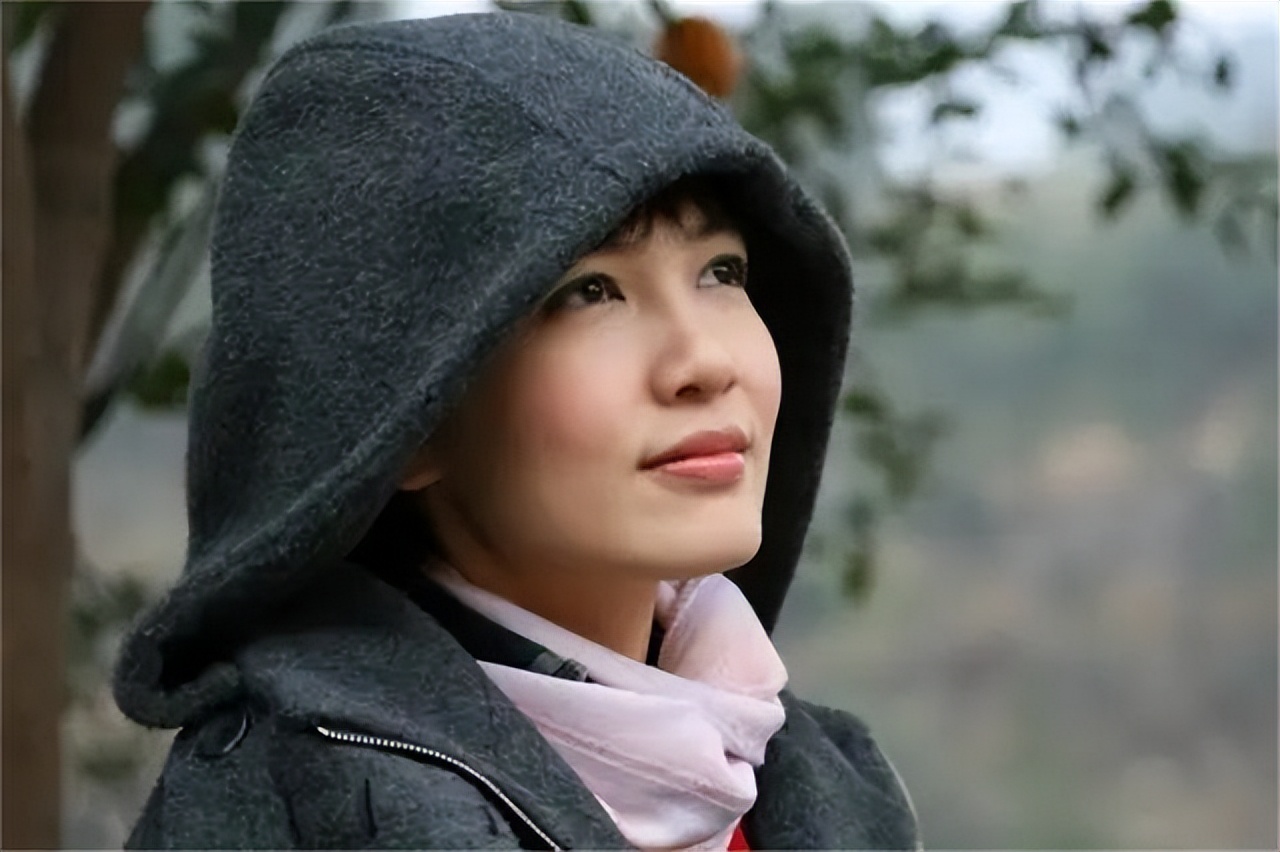 曾经郁可唯刘惜君的手下败将，以乐评人身份亮相《声生不息》