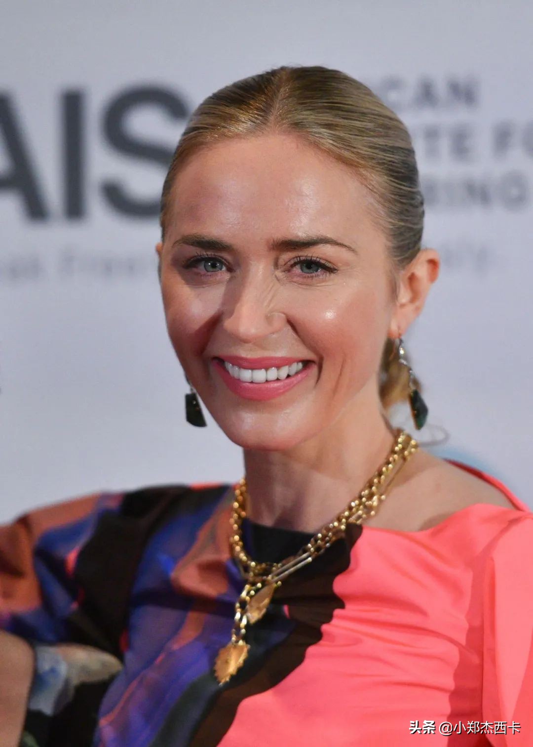 被毁容了还能翻盘？57岁的她才是真 • 传奇