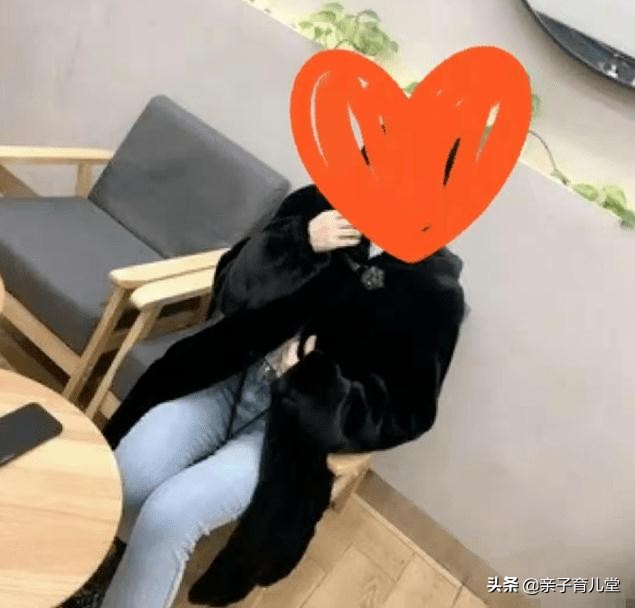 美女教师穿2.8万貂皮大衣上课，却被家长举报，老师：我太难了